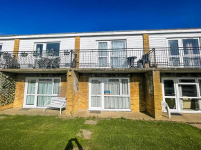 5 Berth Chalet To Hire In Hemsby Near Hemsby Beach Ref 18117B